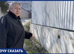 Прорвало трубу: почти год по дороге в Новороссийске течет вода