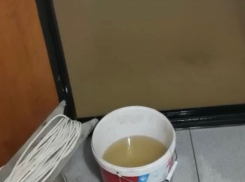 УК «Репино» в действии: новороссийцы до ночи черпали фекалии ведрами на «цоколе» 