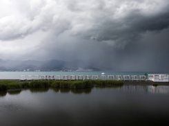 Погода в Новороссийске в понедельник: ветер, дождь и серое небо 