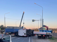 На трассе «Новороссийск - Керчь» перевернулся автобус с людьми