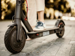 Одинокий самокат ждет своего владельца в Новороссийске 