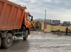 В Новороссийске строительная техника уничтожила дорогу и превратила ее в полосу препятствий 