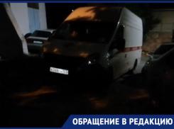 В Новороссийске припаркованные авто заблокировали путь скорой помощи