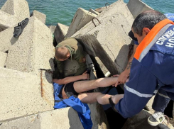 Новороссиец презентовал свою «копилку» городу в неудобной позе