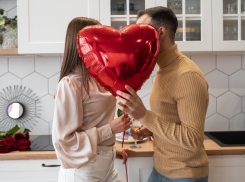 Массовые свадьбы, шоколад и мужчины: как отмечают 14 февраля в разных странах