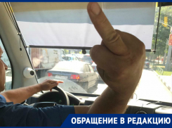 Маршрутчик не пустил бабушку в салон и показал пассажирам средний палец