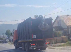 «Разносят вонь и едут «под знак»: жителя Борисовки достали большегрузы, разрушающие дорогу