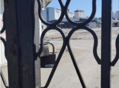 «Квест» с закрытыми воротами на Южном рынке: новороссийцы теряются в догадках