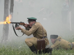 «Порохом пропах»: в Новороссийске состоялась захватывающая реконструкция боя времен ВОВ и мастер-классы