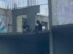 В Новороссийске подростков «сняли» с крыши новостройки