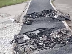 Долгожданный тротуар новороссийцев большегрузы превратили в “фарш”