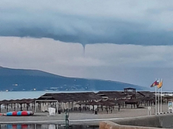 Смерч был замечен рядом с Новороссийском: когда дожди покинут город и прогрелось ли Чёрное море