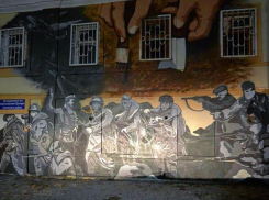 Патриотическое граффити украсило стену дома в Новороссийске