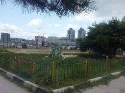 В Новороссийске демонтировали детский городок