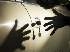 В Новороссийске украли машину вместе с воротами гаража   