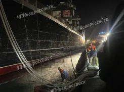 В Новороссийске женщина упала в воду у носа крейсера «Кутузов» 