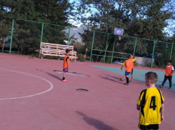 Родители юных футболистов пожаловались на травмоопасное поле в центре Новороссийска