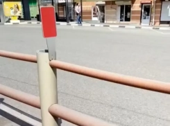 Новороссийца возмутили новые разделители на дороге: «Загон для скота и мусоросборник»