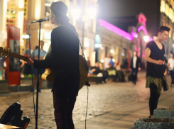 «Набережная теряет душу!»: новороссийцы просят помочь уличным музыкантам 