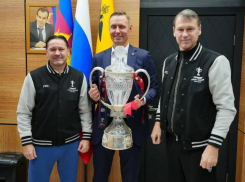 В Новороссийск футбольные легенды Дмитрий Аленичев и Егор Титов привезли хрустальный трофей – FONBET Кубок России