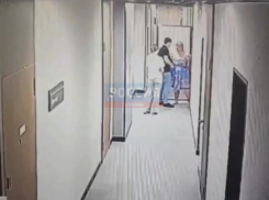 В Краснодарском крае голая женщина ударила полицейского вилкой 