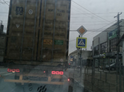 «Когда кончится этот беспредел?» - новороссийцы в бешенстве из-за огромных фур в переулках 