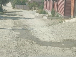 Как в средневековье: жена участника СВО возмущена состоянием дорог, освещением и вонью в Глебовке