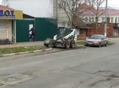 В Новороссийске приступили к асфальтированию разрытых улиц