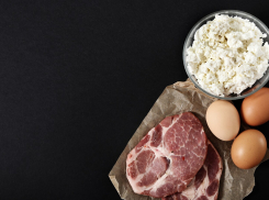 Новороссийцы едят опасный «мясной клей»: какие продукты несут риски 