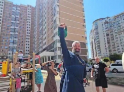 Иерей Роман Хотков из Новороссийска толкает в массы не только проповеди