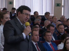 «Он не рвет три конверта». Депутаты Новороссийска оценили деятельность главы города