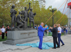 Коллективное подсознательное города-героя: мир, труд, Ленин