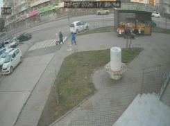 «Бетонный шар» толкнули на дорогу Новороссийска: водители чудом избежали аварии 