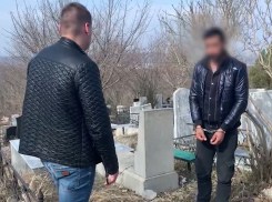 На кладбище как на работу: гость Новороссийска задержан по подозрению в краже оградок