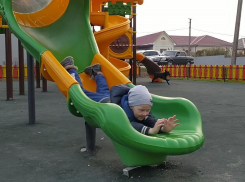 Новороссийцам пообещали перенести детскую площадку в безопасное место