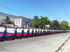 Прямо сейчас по главной улице Новороссийска несут огромный флаг России