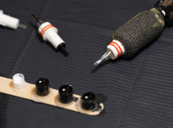 ВИЧ, гепатит и ожоги: школьники массово скупают наборы для татуировок на маркетплейсах