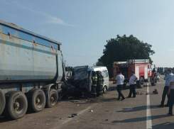 Страшное ДТП с микроавтобусом и большегрузом под Краснодаром: есть погибшие