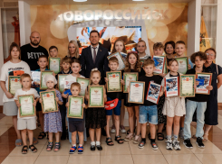 Новороссийский депутат Дмитрий Баринов наградил победителей детского конкурса о лете