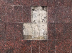 Плитка на набережной в Новороссийске чуть не упала на ребенка