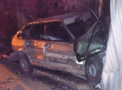 Превысив скоростной режим, водитель врезался в забор в Новороссийске