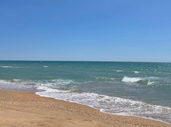 10 км пляжей Анапы расчистили от мазута: купаться в море запрещено 