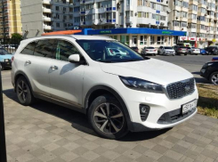 В Новороссийске автовладелец несколько дней подряд перекрывает путь пешеходам