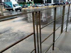 В Новороссийске люди вынуждены шлепать по лужам и грязи вдоль одной из центральных улиц 