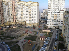 Мертвая 90-летняя бабушка лежала под балконами дома на Южной в Новороссийске