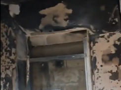 Чуть не сжег соседей: в Новороссийске поджигателя покрышек разыскивает полиция