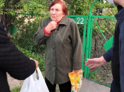 Ветеран, пенсионер и многодетная семья получили помощь от «Блокнота» и Федерации бокса