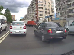 Не смотрят на разметку: водители встали «ёлочкой» на Видова прямо на проезжей части