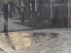 Вонь на три квартала: в Новороссийске «текут» люки, отключают отопление и свет