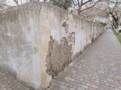 Опасный «древний» забор в Новороссийске приведут в порядок